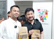 Raffi Ahmad Diserbu Fans Anak-anak, Saat Bagikan Burger Carl’s Jr