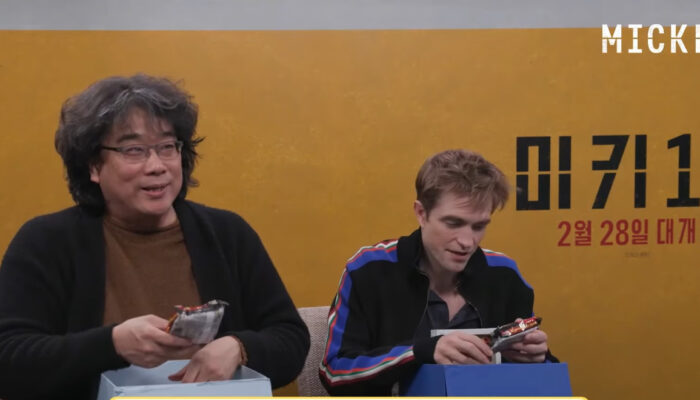 Ekspresi Robert Pattinson dan Sutradara Bong Joon-Ho Saat Terima Hadiah Indomie dari Youtubers Indonesia