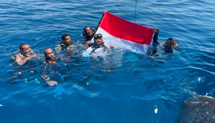 Merah Putih Berkibar di Habitat Hiu Paus Teluk Cenderawasih, Semangatkan Kemerdekaan dari Bawah Laut Papua